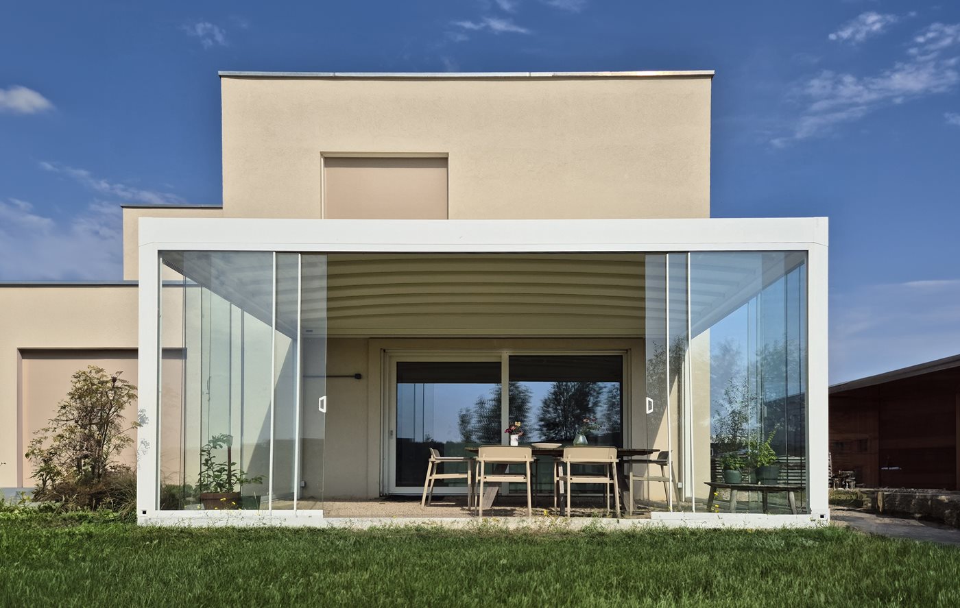 Fermetures périmétriques pour pergolas : vivre l'extérieur toute l'année grâce à des screen verticaux, des baies vitrées coulissantes et des brise-soleil