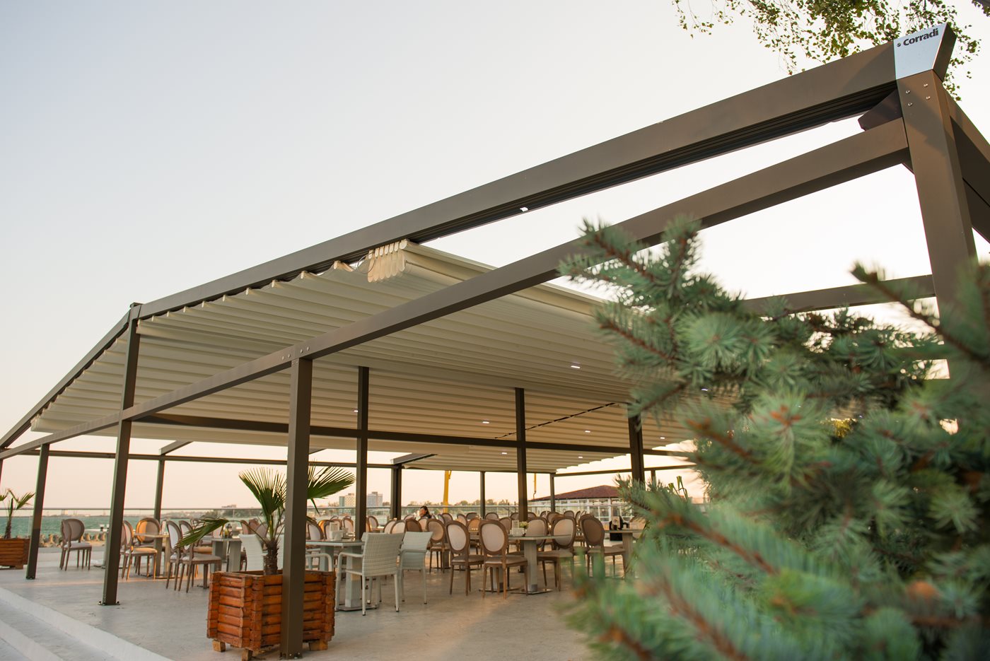 L'extérieur chic de l'hôtel Turquoise Venus Resort avec Pergotenda® B-Space