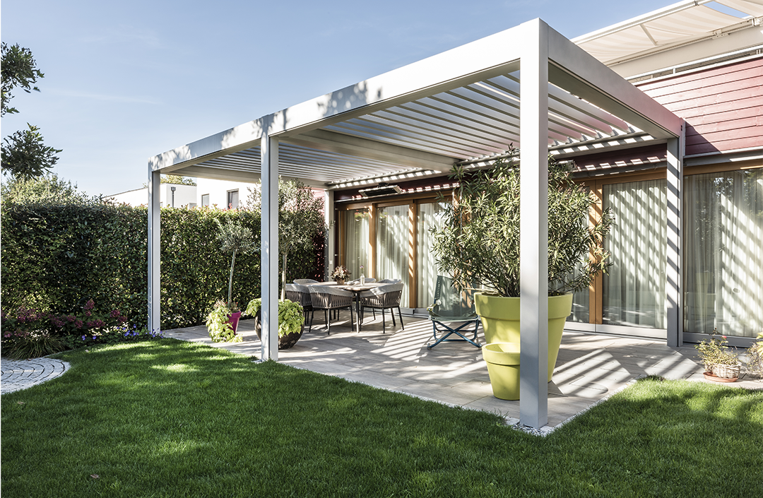 Wind-resistant pergolas: protection and style for your outdoor space, even in the rain