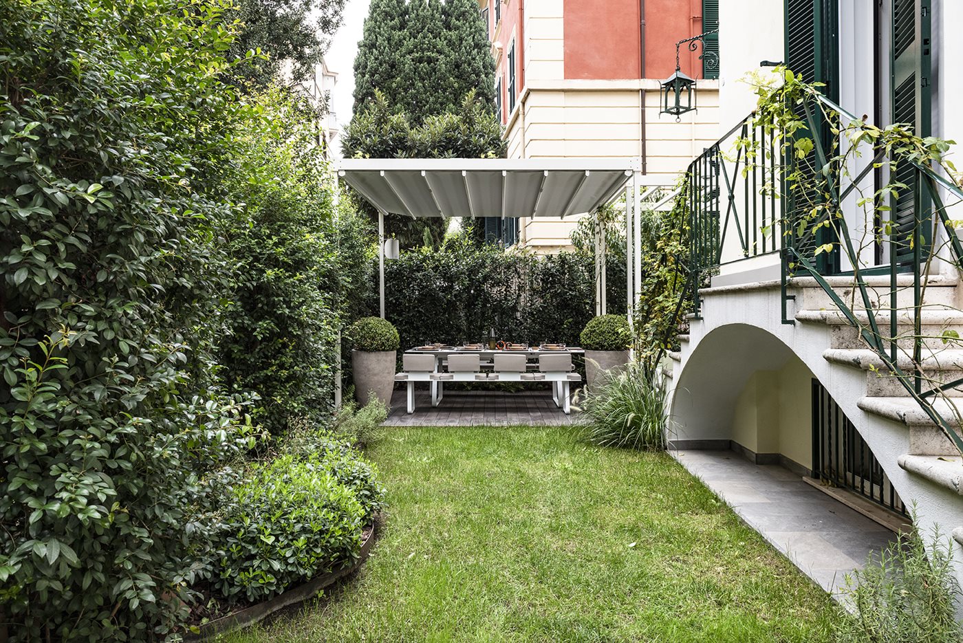 Terraza con pérgola bioclimática en Madrid - Diseño de jardines y terrazas,  fuentes de jardín, proyectos de paisajismo.